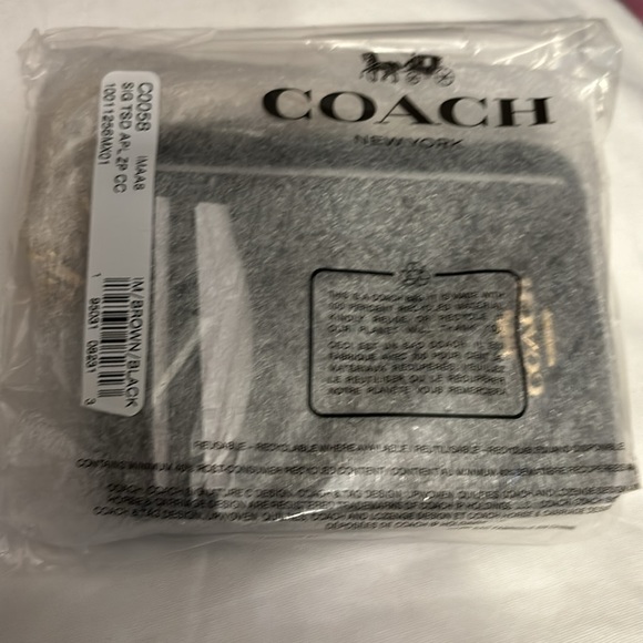 Coach Zip Card Case In Signature Canvas NWT - Picture 3 of 5